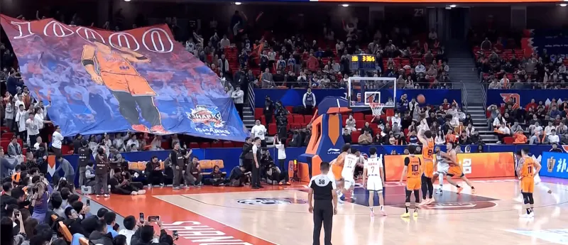 开云体育-里程碑！王哲林2+1打进得到10000分，罚球时现场球迷高喊MVP