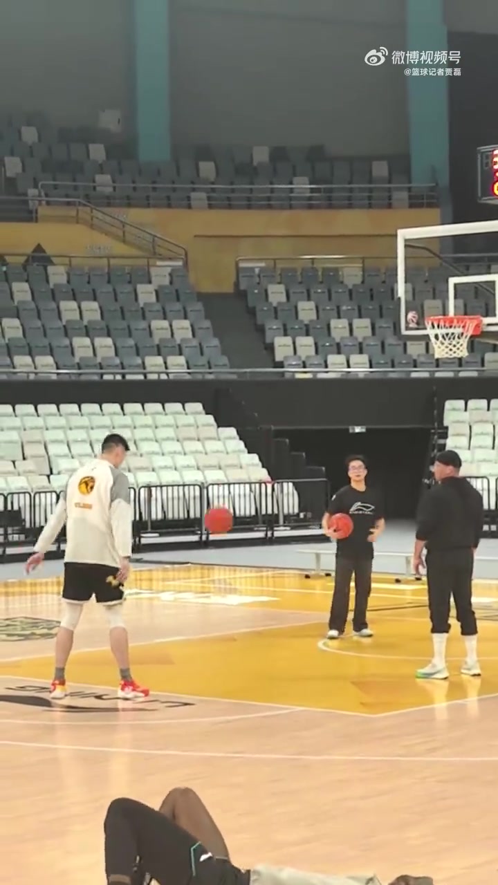 开云体育下载-劳模！胡金秋没休息归队立刻练！王博：必须强制让他休息几天了